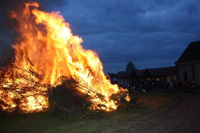 Ausgelassene Stimmung beim Osterfeuer auf dem Sportplatz desFSV Kirchhain e.V. (Foto: A. Manigk) (Bild vergrößern)