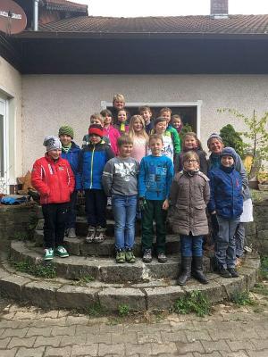 Erstkommunionkinder von Prackenbach und Moosbach beim Brot-Backen