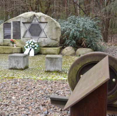 Das Mahnmal an der jüdischen Gräberstätte bei Schipkau.