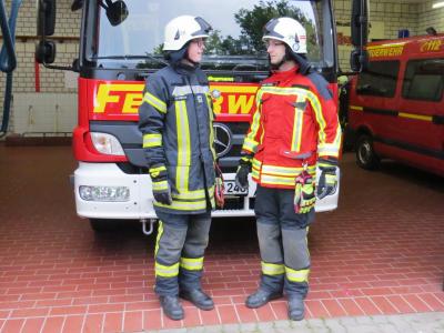 Künftig trägt die Feuerwehr Seester im Einsatz das Modell "Swissguard" der Firma S-Gard (rechts)