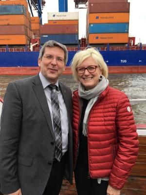 Bürgermeister Oliver Hermann mit Dagmar Ziegler im Hafen Hamburg. (Bild vergrößern)