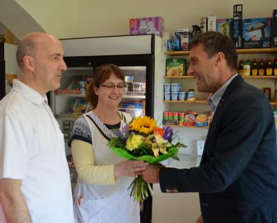 Blumen für die Chefin: Bürgermeister Prietzel gratuliert zum Jubiläum
