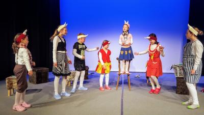 Grazilis Lied zum Muttertag – Schauspielschüler des Holzhaustheaters proben für neue Märchenkomödie (Bild vergrößern)