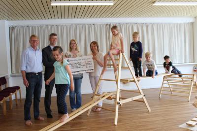 Foto zur Meldung: Nospa spendet 3000 Euro für Holzspielgeräte