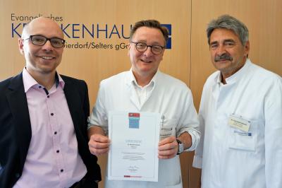 Foto zur Meldung: Dierdorfer Chefarzt erhält Urkunde: Focus-Gesundheit empfiehlt Dr. Barthel Kratsch als Arzt in der Region