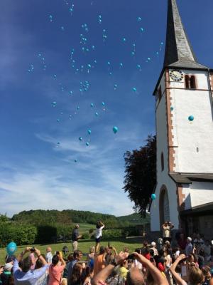 Am Ende des Gottesdienstes ließ jedes Kind einen Ballon mit einem Lobkärtchen fliegen als Aufforderung an alle, mehr Lob und Anerkennung in die Welt zu tragen.