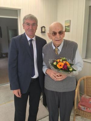 Bürgermeister Heiko Müller gratuliert Jubilar Dr. Heinz Zylla am Samstag, 10. Juni 2017.