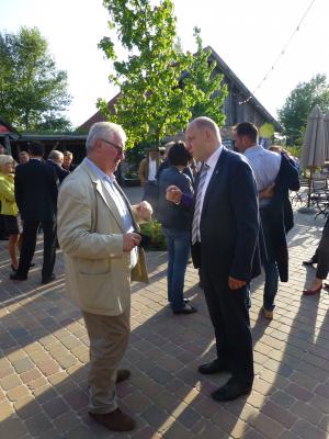 Landrat (rechtsim Bild) im Gespräch mit Frank Havemann, Leiter der Öffentlichkeitsarbeit der Karls Markt OHG und Referent des 11. Regionalforums der