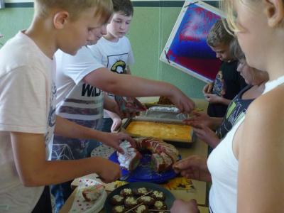 Foto zur Meldung: Klasse 6a: Lecker Kuchen für alle!