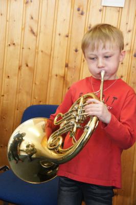 Mit acht Jahren kann man mühelos mit dem Hornunterricht beginnen.