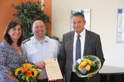 Die Vorsitzende der Stadtverordnetenversammlung Barbara Richstein (l.) und 1. Beigeordneter Thomas Zylla beglückwünschten Daniel Brose.