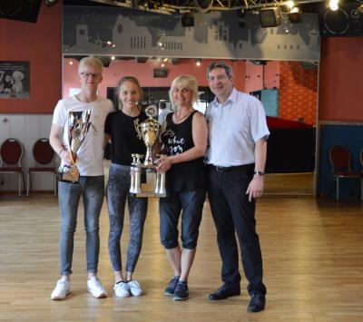 Bahr und Wolf sind Deutsche Meister in der Juniorenklasse im Rock`n`Roll Bürgermeister gratuliert dem Siegerpaar (Bild vergrößern)