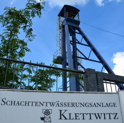Ungewohnt: Bei Klettwitz ragt der Förderturm des Schachtes in die Höhe – der einzige dieser Art im Land Brandenburg