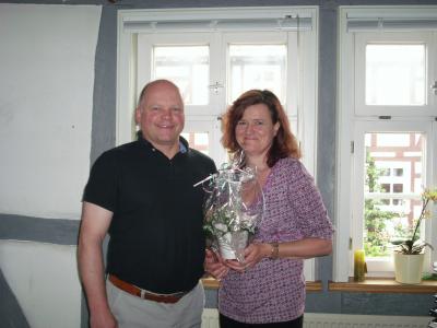 Frau Antje Schütz wird in ein festes Arbeitsverhältnis bei der Stadtverwaltung Immenhausen übernommen (Bild vergrößern)