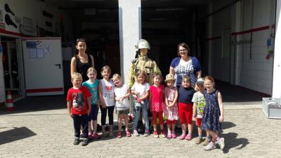 Die Kindergartengruppe mit einem Feuerwehr-Dummy