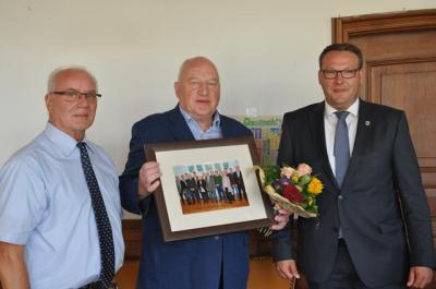 Ratsvorsitzender Kurt Bartsch (l.) und Samtgemeindebürgermeister Gero Janze (r.) mit dem ausscheidenden Ratsmitglied Reinhard Beckmann