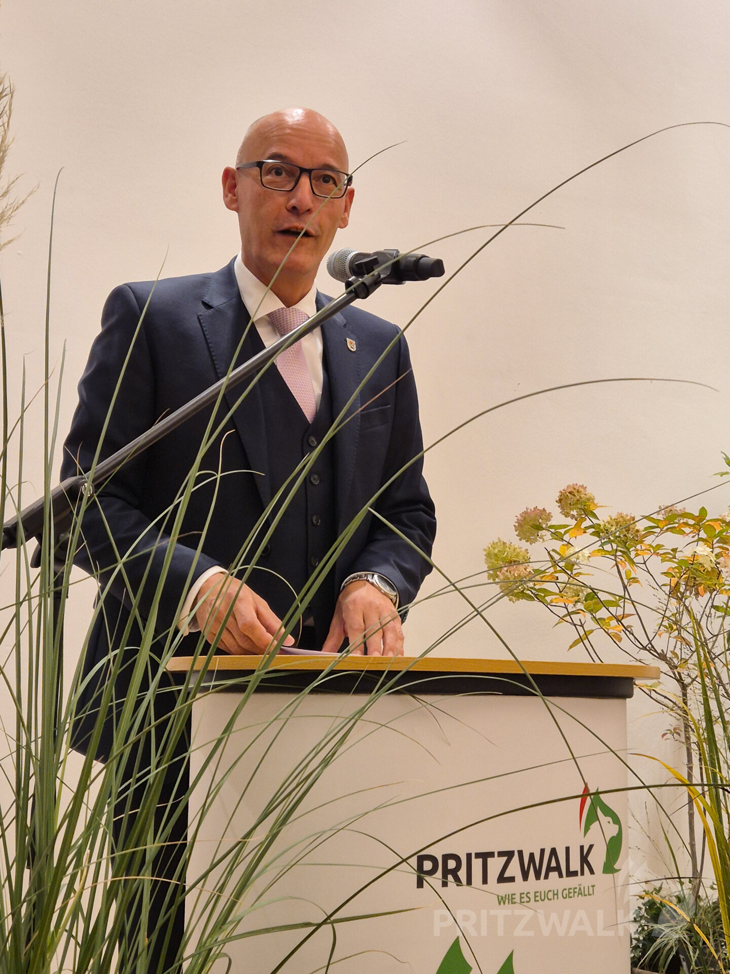 Bürgermeister Dr. Ronald Thiel dankte den Feuerwehrleuten für deren Einsatz. Foto: Stadt Pritzwalk