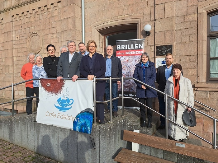 2024-02-28_Ministerpraesidentin_A_ANKE-REHLINGER_besucht_BRILLEN-ohne-GRENZEN_Gruppen-Foto_Cafe-Edelstein_H-700