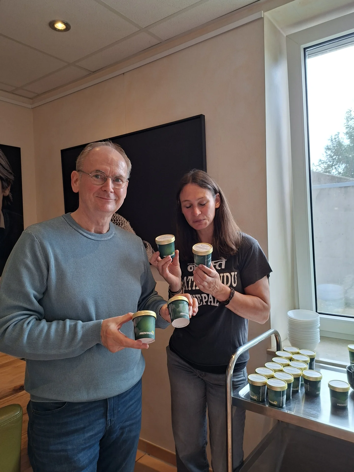 Volker Tutenberg, 2. Vorsitzender ProEhrenamt e.V. mit Julia Moisel, Einrichtungsleiterin Herzwerkstatt