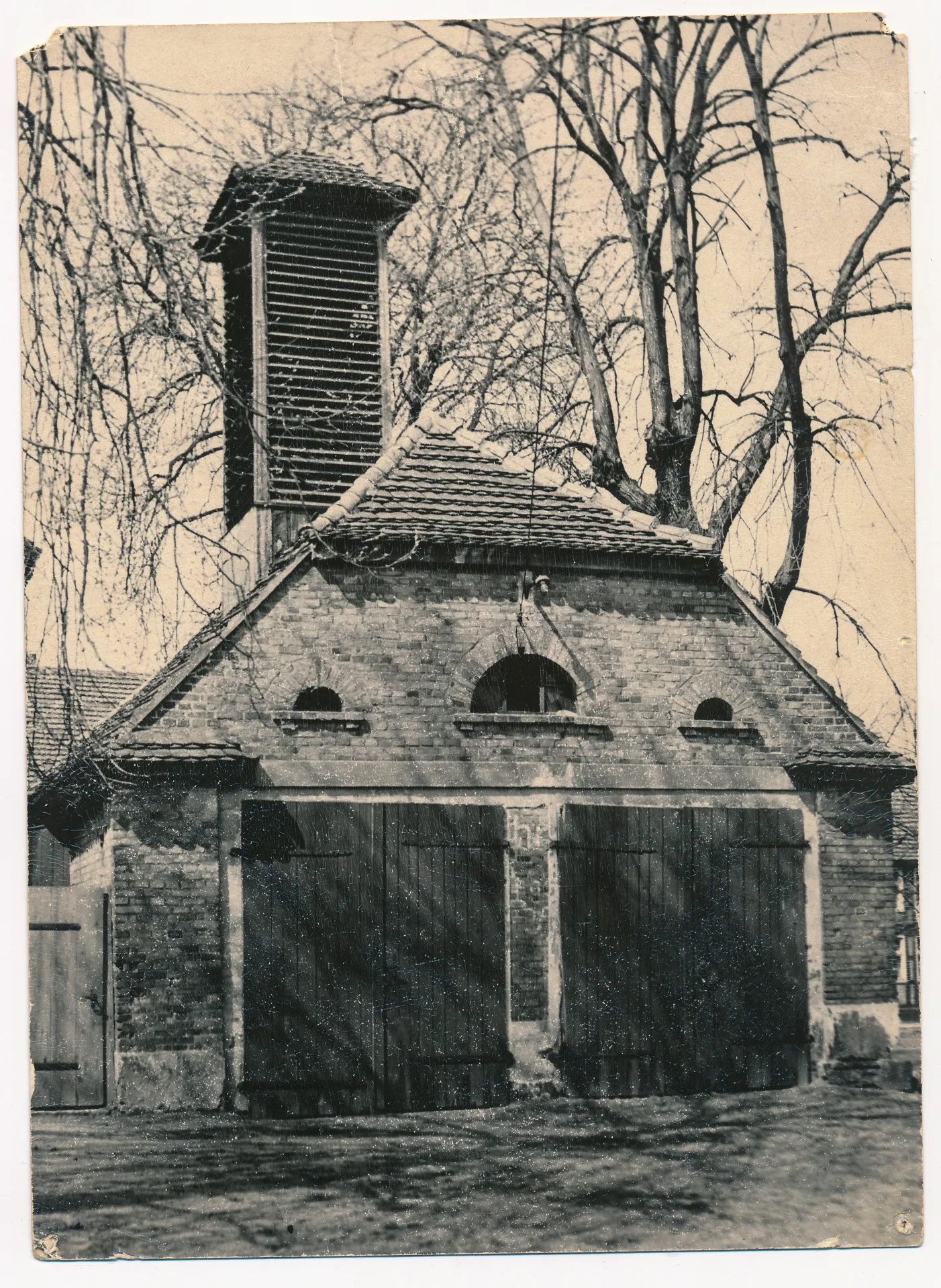 1924 gab es das erste richtige Gerätehaus mit Schlauchturm am Rathaus. Foto: Stadtarchiv Pritzwalk