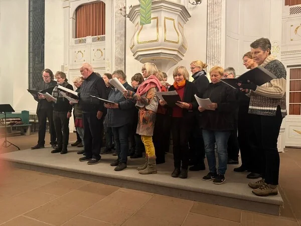 DDer Chor 'POLITICALied' beim Chorkonzert "Die Stimme erheben gegen Antisemitismus" in der Stadtkirche St. Petri. © Stadt Ratzeburg