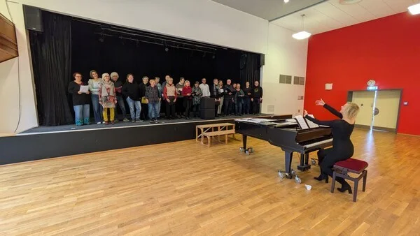 Der Chor 'POLITICALied' probt unter der Leitung von Anna Bertram in der Aula der Lauenburgischen Gelehrtenschule für das Chorkonzert "Die Stimme erheben gegen Antisemitismus" in der Stadtkirche St. Petri. © Stadt Ratzeburg