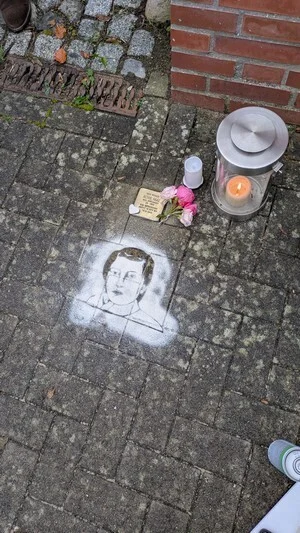 Der Stolperstein für Aenne Ratz in der Lübecker Straße mit einem aufgesprühten Portrait nach einer historischen Fotovorlage. © Stadt Ratzeburg