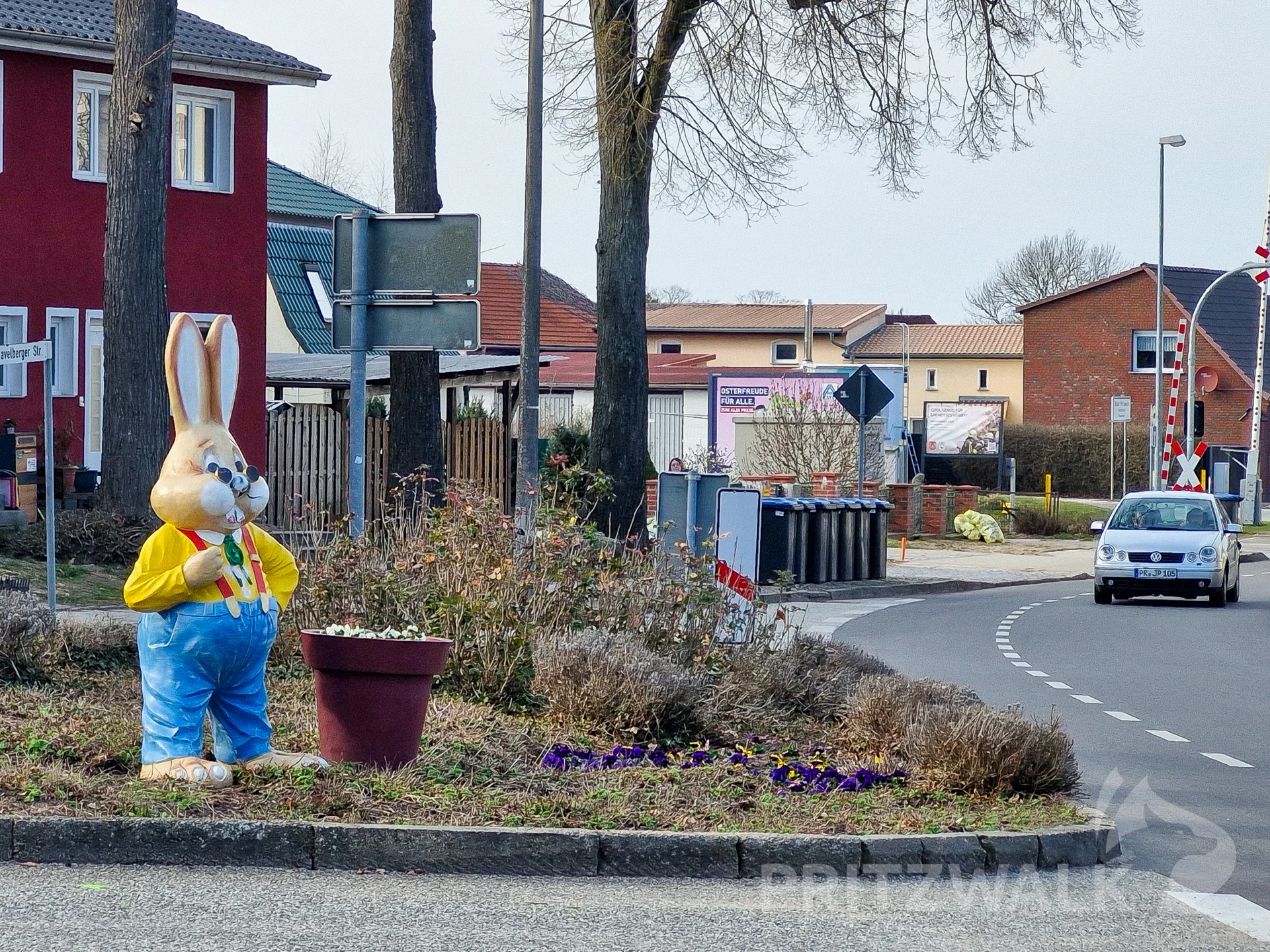 In einem Blumenbeet an der Havelberger Straße grüßt ein bunter Osterhase die Vorbeifahrenden. Foto: Stadt Pritzwalk