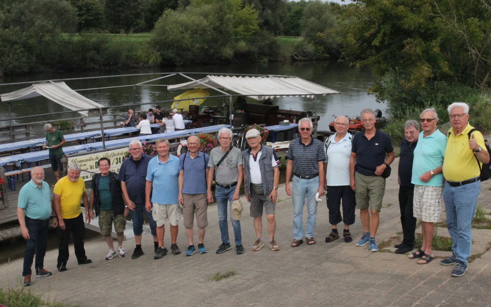TSV-Männer-Gymnastik-Gruppe vor der Floßfahrt auf dem Main