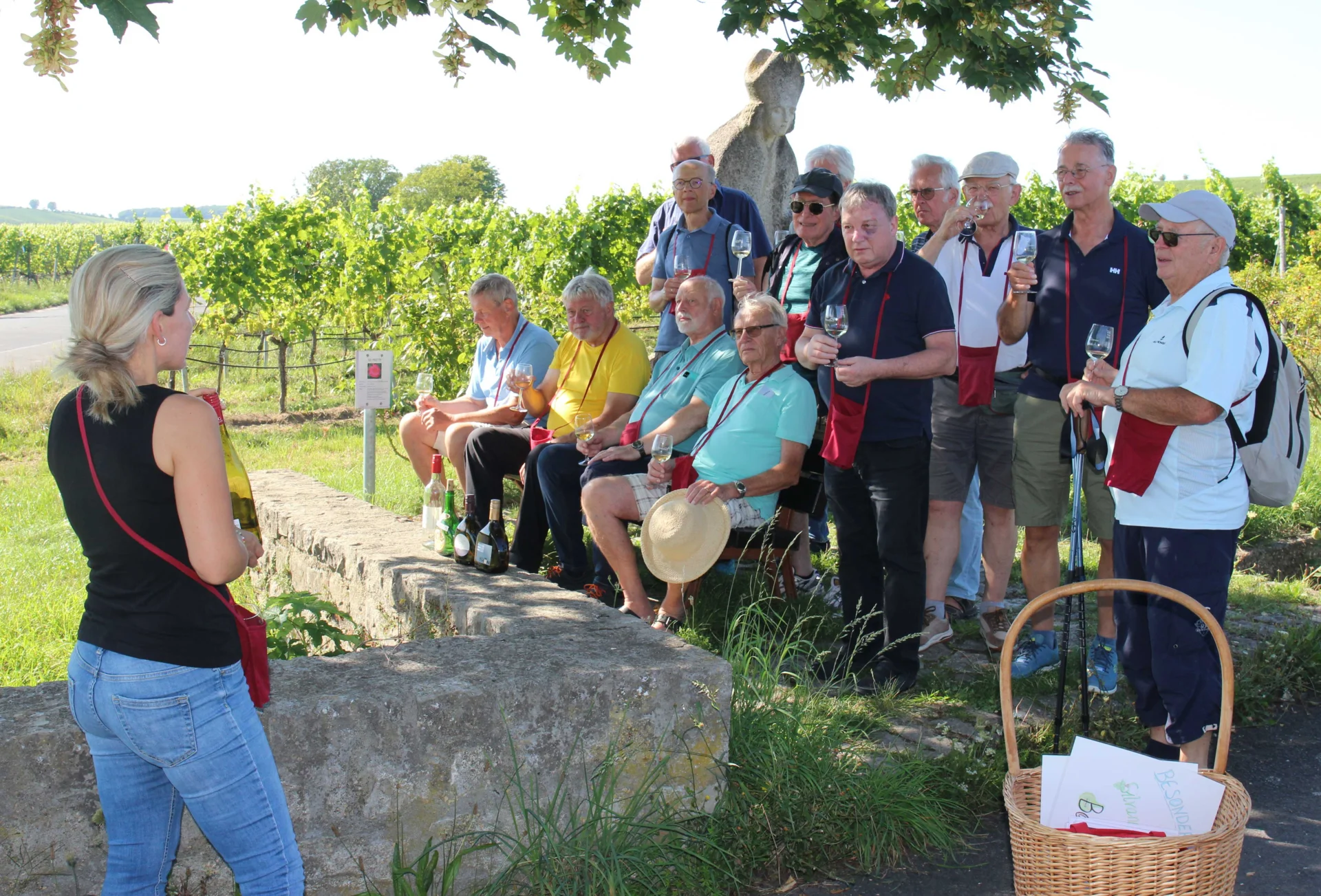 Gästeführerin Tamara Warmuth erzählt Wissenswertes über den Weinbau und die Tradition der Winzerfamilien in Sommerach
