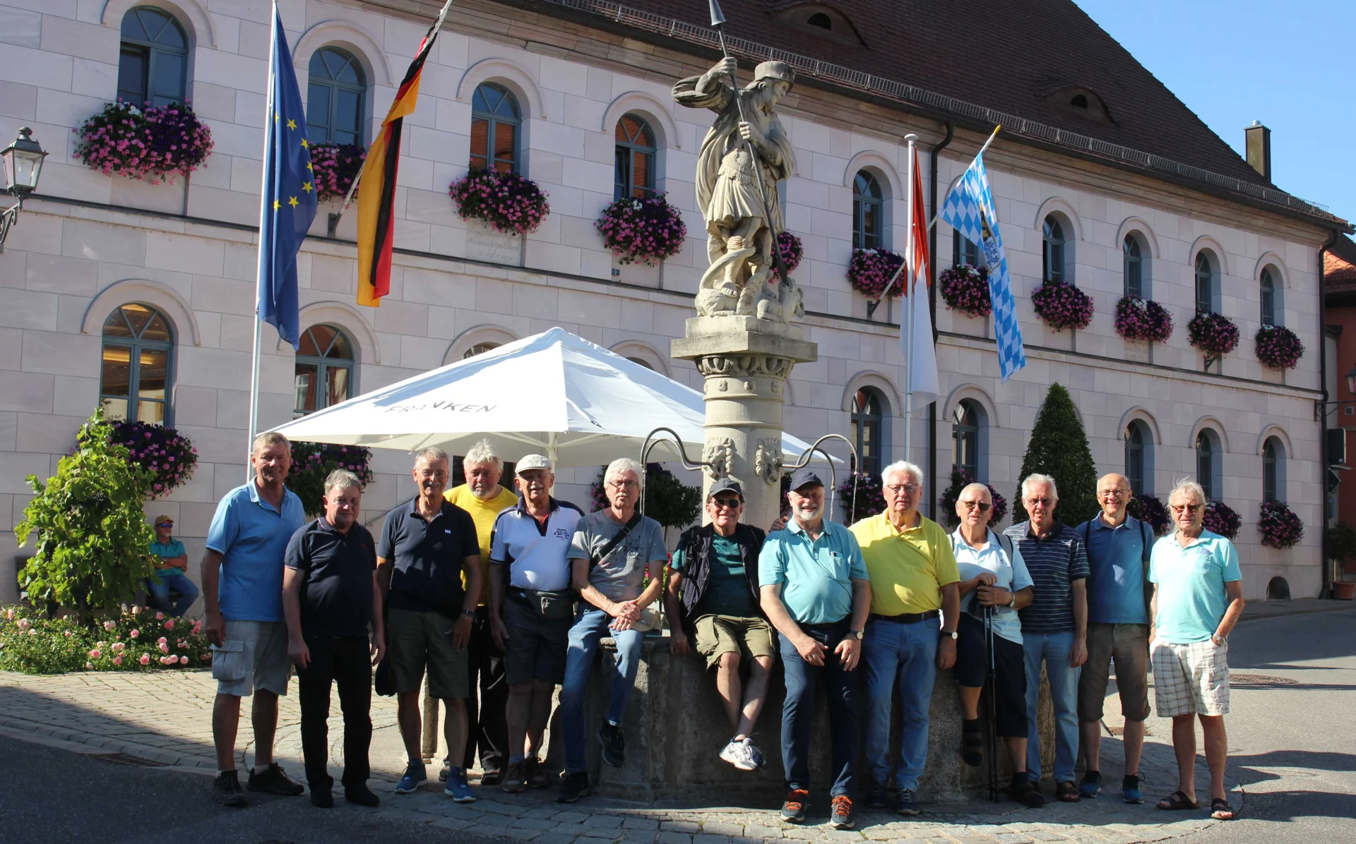 TSV-Männer-Gymnastik-Gruppe vor dem Vierröhrenbrunnen in Sommerach