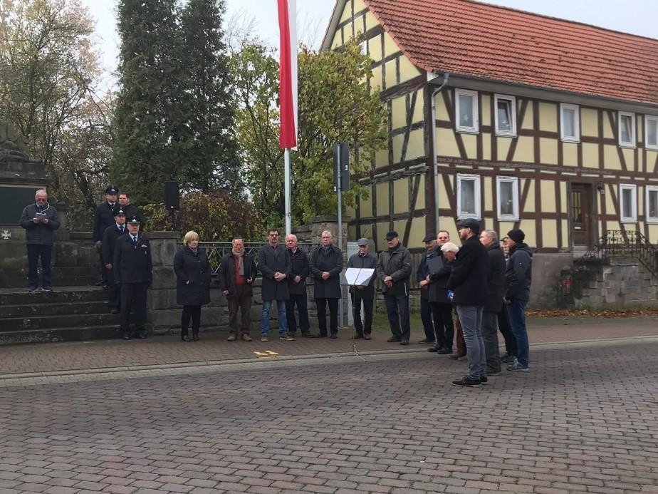 Gedenkfeier Volkstrauertag in Bimbach - Männergesangverein Bimbach unter der Leitung von Margarita Bechler