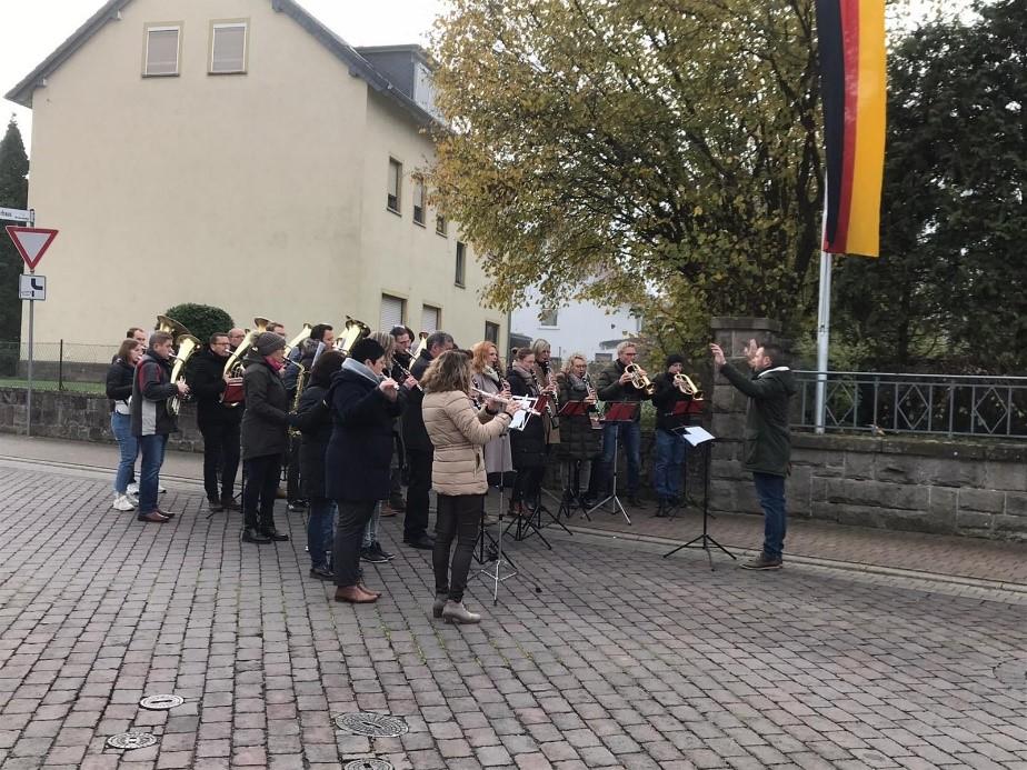 Gedenkfeier Volkstrauertag in Bimbach - Musikverein Bimbach unter der Leitung von Sebastian Süss