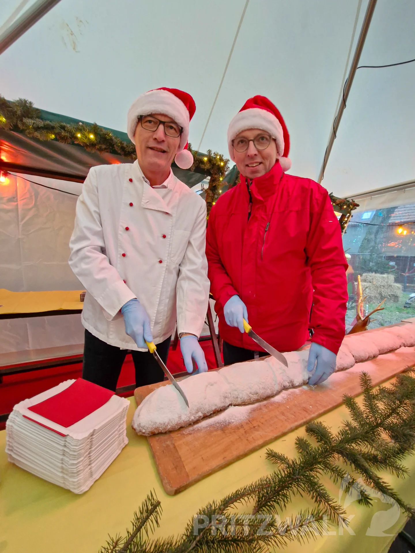 Bürgermeister Dr. Ronald Thiel und Bäckermeister Heiko Pickert schneiden wie im vergangenen Jahr den Stollen an. Foto: Stadt Pritzwalk