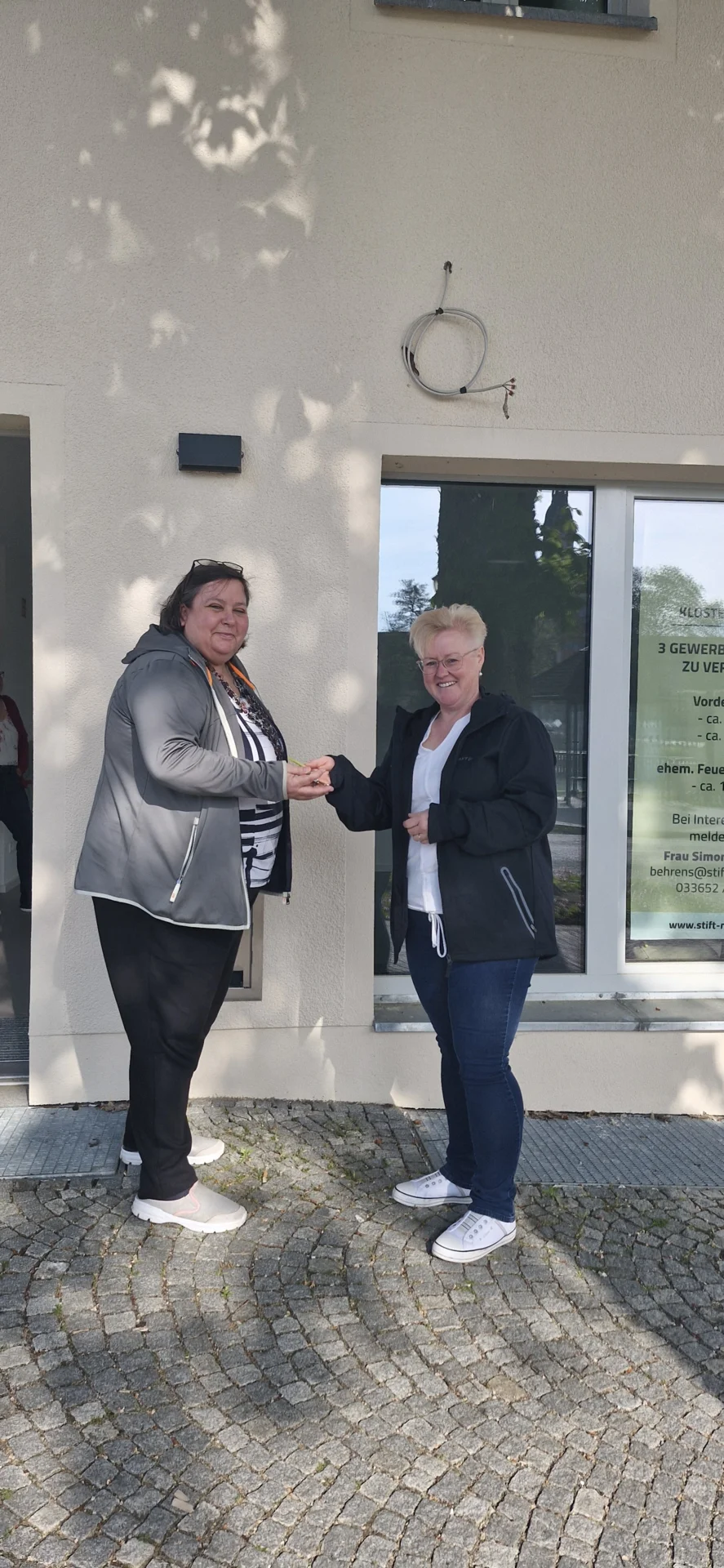 Katrin Pohle erhält von Frau Behrens (Stiftung Stift Neuzelle) die Schlüssel für die Räumlichkeiten