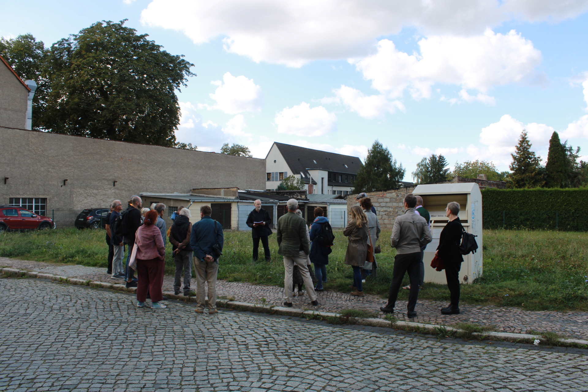 Die Literaturspaziergänger am Areal von Hilbigs Geburtshaus. Foto: Nico van Veen