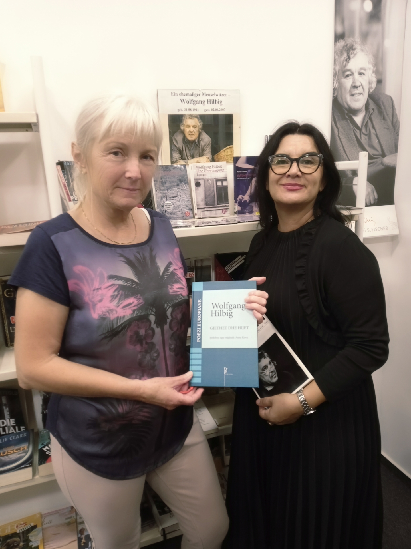 Anna Kove (rechts) mit Sabine Grundmann in der Stadtbibliothek. Foto: Volker Hanisch