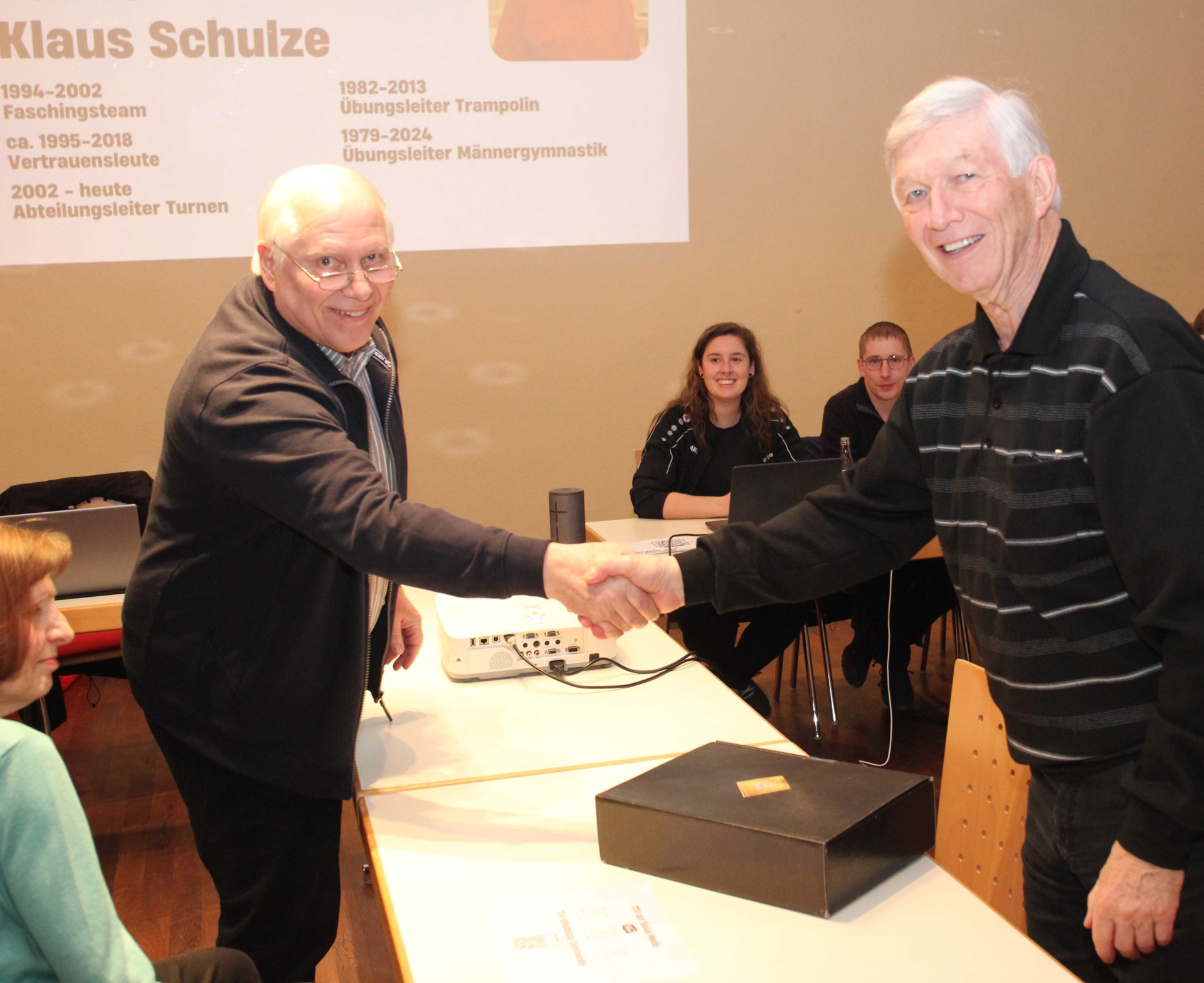Karl Ost dankt Klaus Schulze