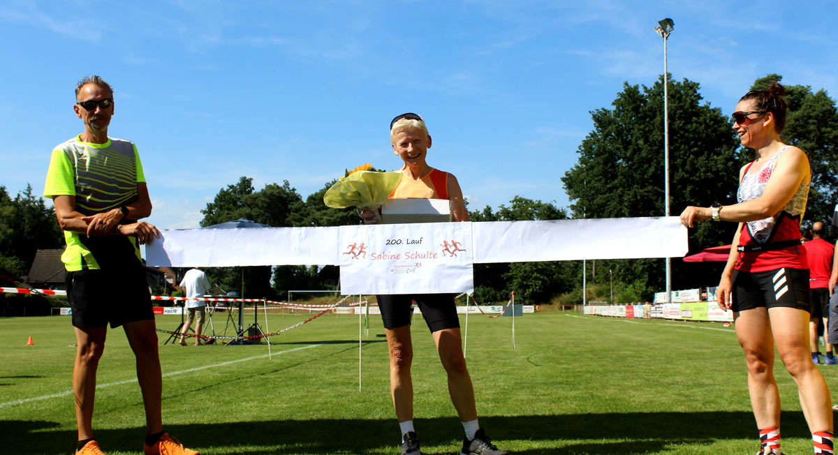 Sabine Schulte, die beim Grafelder Volkslauf ihren 200. Sparkassen Cup Wertungslauf absolvierte.