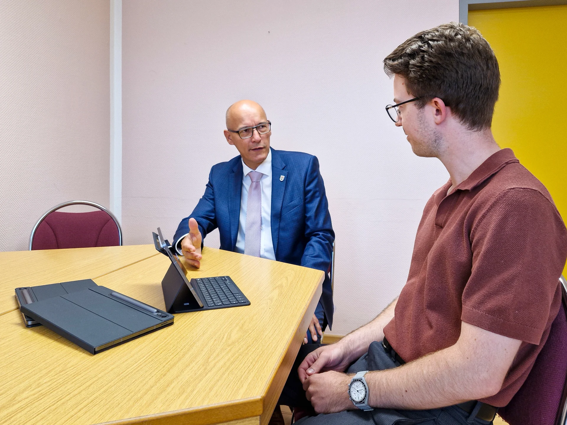 Bürgermeister Dr. Ronald Thiel und Schulleiter Jacob Buhtz bei der Über-gabe der Tablets in der Friedrich-Ludwig-Jahn-Grundschule Pritzwalk. Foto: Stadt Pritzwalk