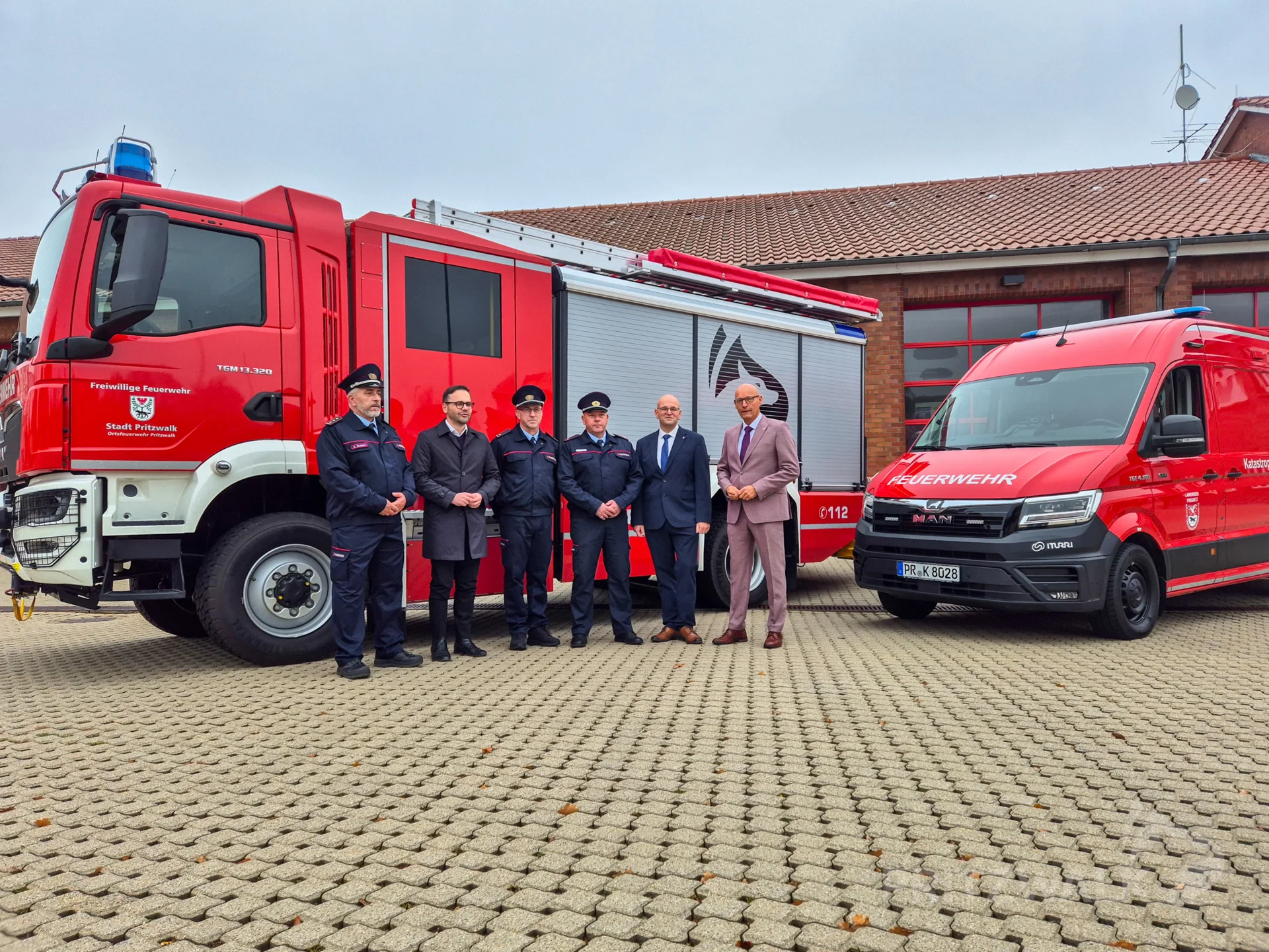 Symbolische Übergabe mit dem Innenminister: Am Donnerstag übernahm die Pritzwalker Feuerwehr das neue HLF 20 und den ELW 1 des Landkreises. Foto: Stadt Pritzwalk