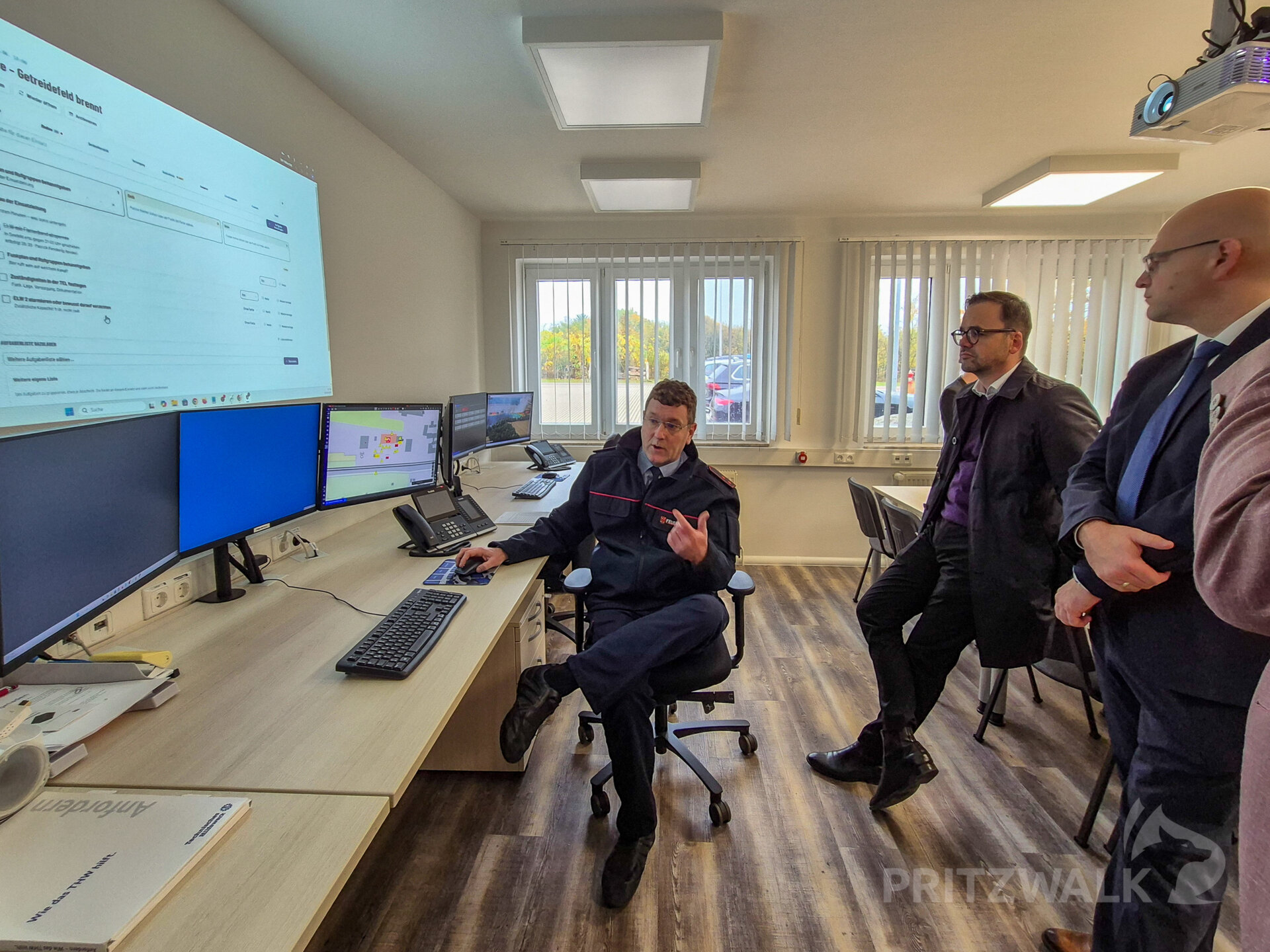 Patrick Fenske von der Ortsfeuerwehr Pritzwalk erläutert die Abläufe in der TEL. Foto: Stadt Pritzwalk