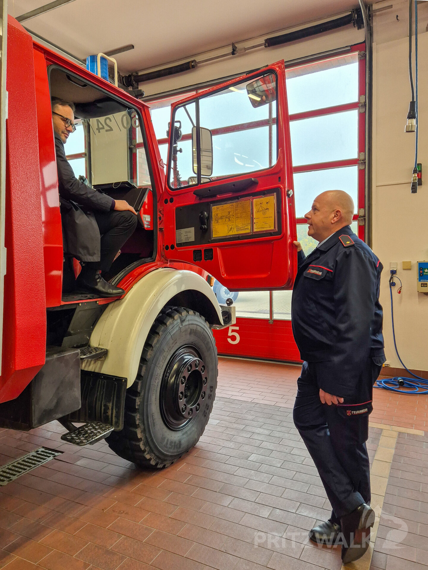 Probesitzen im alten Unimog, Baujahr 1995. Foto: Stadt Pritzwalk