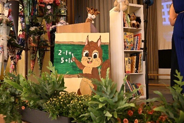 Zeichnung Eichhörnchen mit Tafel und Kreide
