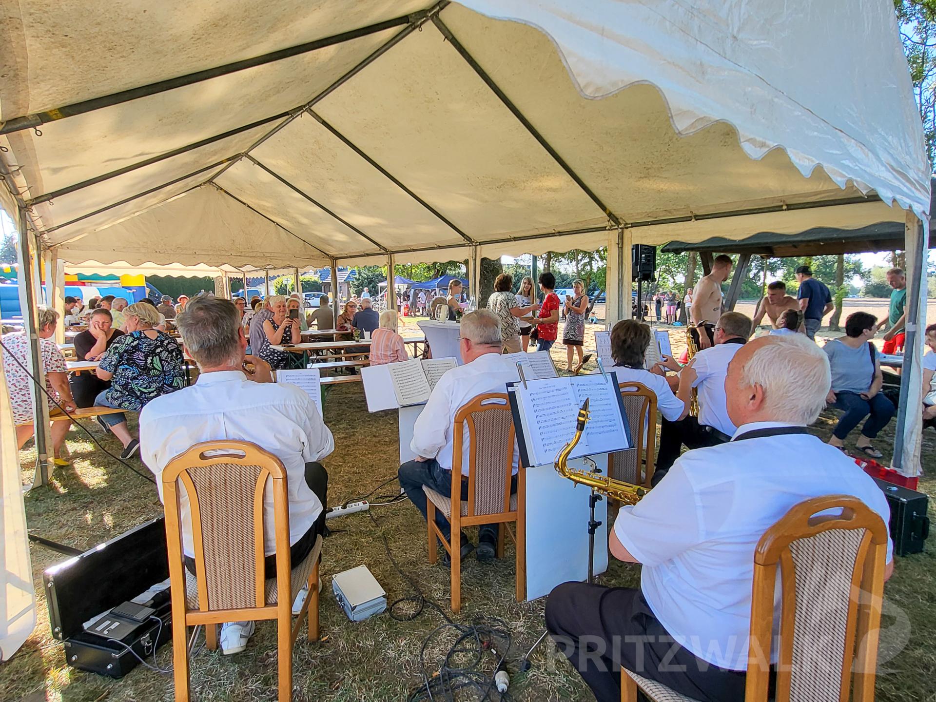 Die Kyritz Musikanten soielten unter dem schattigen Festzelt Blasmusik. Foto: Beate Vogel