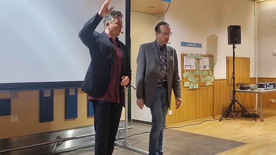 2 Männer halten eine Prasentation