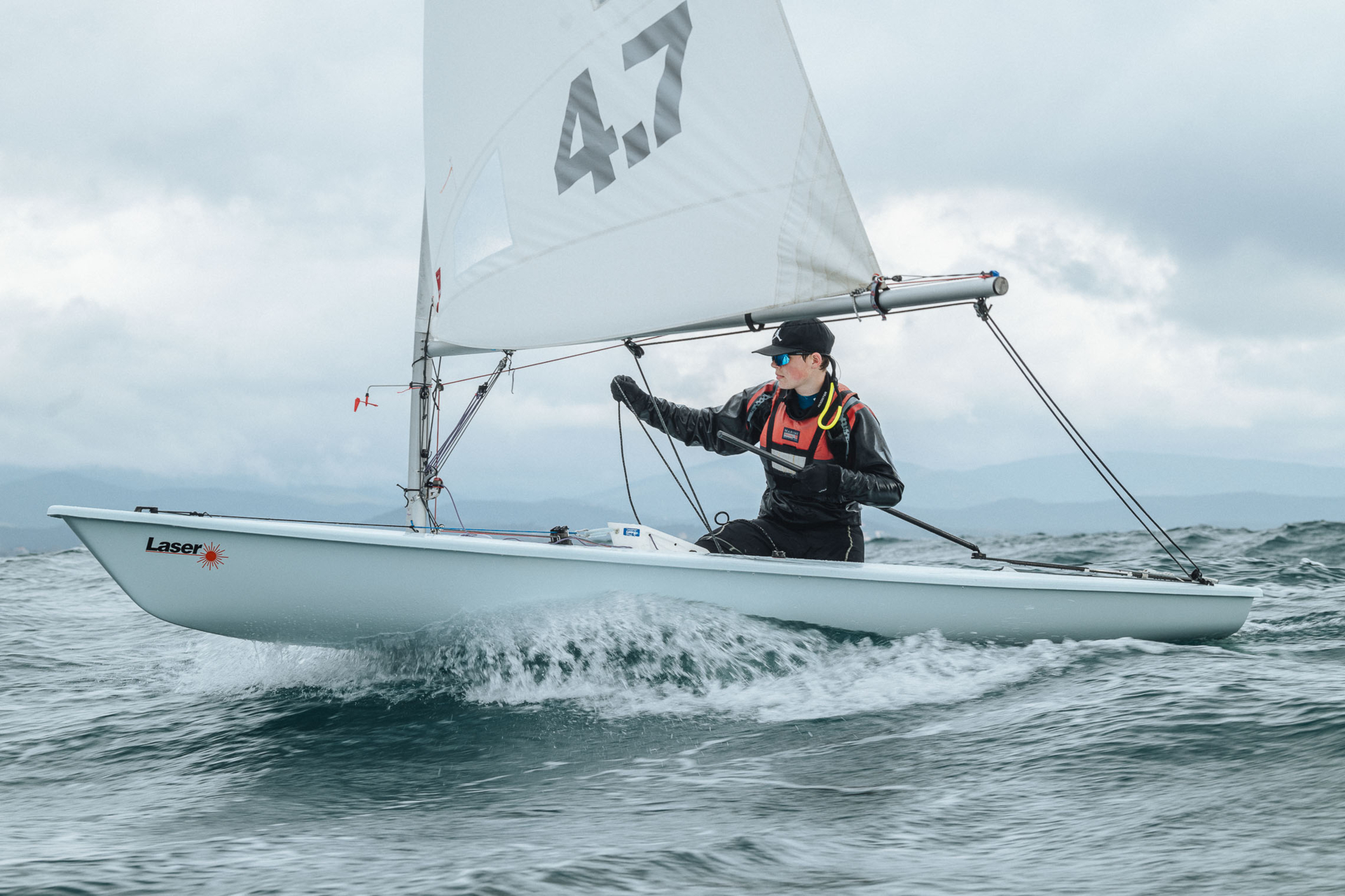 Niklas beim Surfen auf der Welle