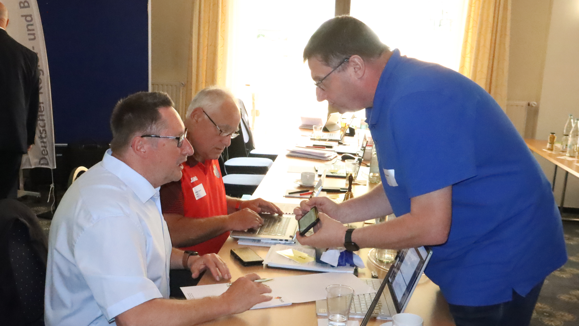 Diskussion bei der Bundesversammlung 2025 in Dieblich.
