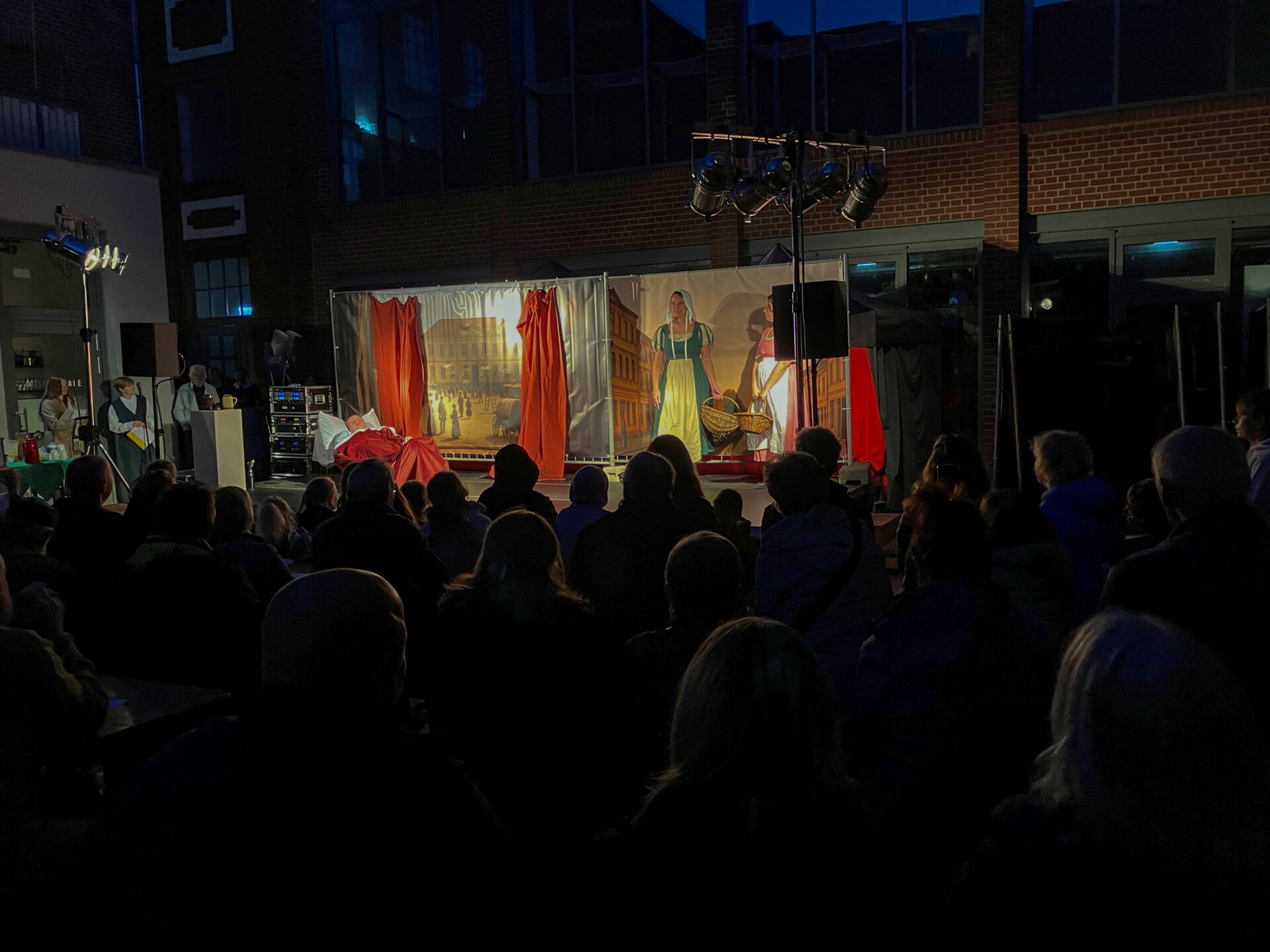 Rund 260 Zuschauende genossen die Theateraufführung der Gymnasiasten. Foto: Privat