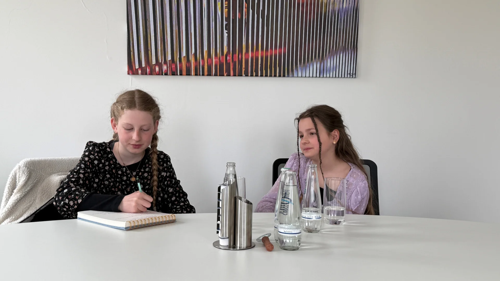 Schülerinnen der Grundschule am Wasserturm interviewen Bürgermeister Richter